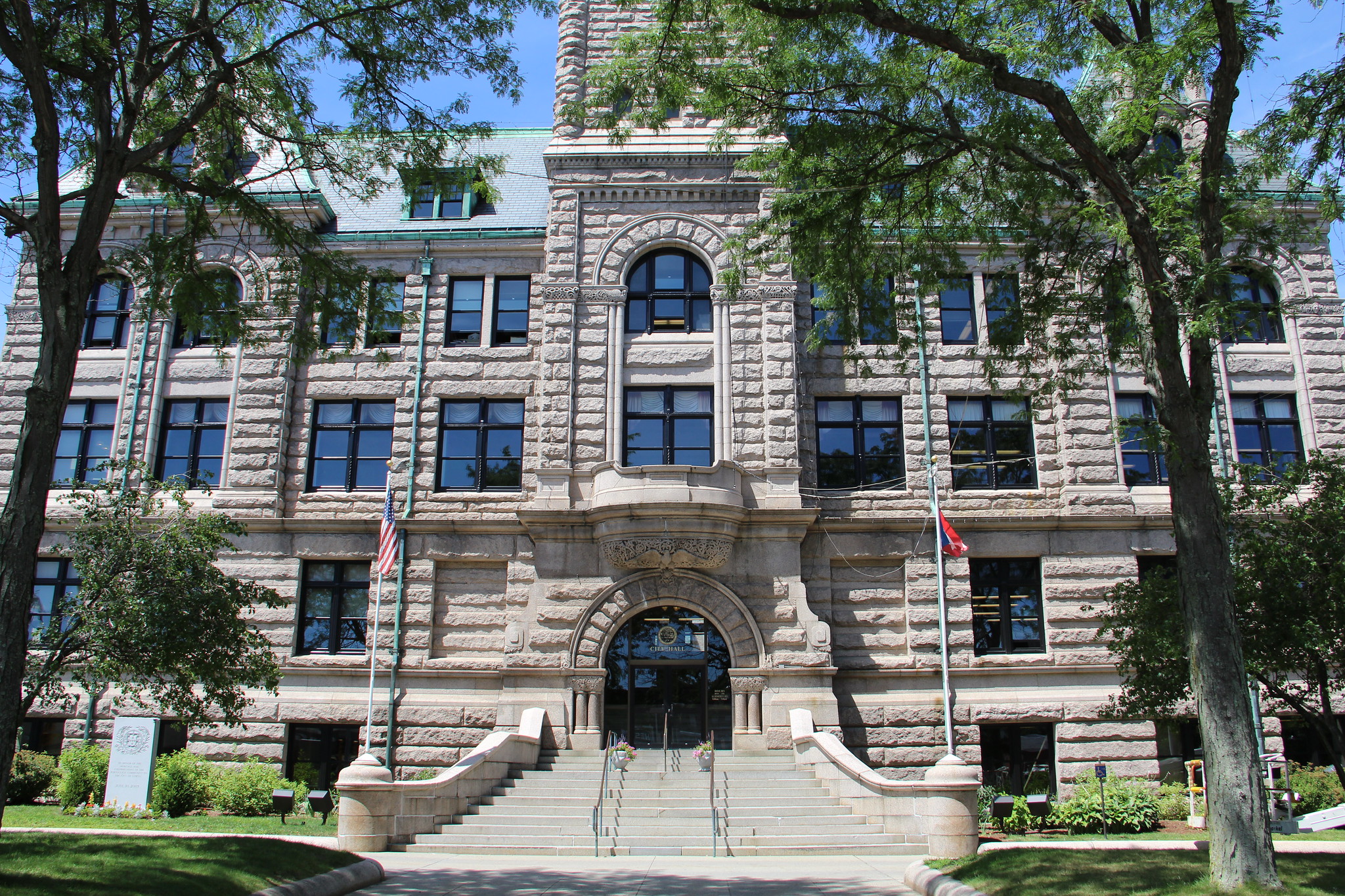 The outside of Lowell City Hall, a Richardsonian Romanesque style building completed in 1893